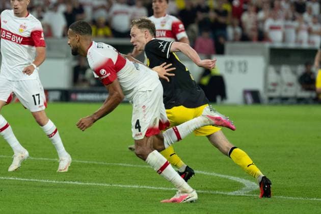 19.09.2026: Fußball: VfB Stuttgart - Borussia Dortmund, 4. Spieltag der 1. Bundesliga in der MHP Arena Maximilian Beier (Borussia Dortmund, 14) VS Josha Vagnoman (VfB Stuttgart, 4) WICHTIGER HINWEIS: Gemäß den Vorgaben der DFL und des DFB ist es untersagt, in dem Stadion und oder vom Spiel angefertigte Fotoaufnahmen in Form von Sequenzbildern und oder videoähnlichen Fotostrecken zu verwerten bzw. verwerten zu lassen. Copyright: xJamesxZabelx