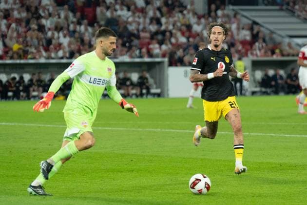 19.09.2026: Fußball: VfB Stuttgart - Borussia Dortmund, 4. Spieltag der 1. Bundesliga in der MHP Arena Fabian Bredlow (VfB Stuttgart, 1) VS Fabio Silva (Borussia Dortmund, 21) WICHTIGER HINWEIS: Gemäß den Vorgaben der DFL und des DFB ist es untersagt, in dem Stadion und oder vom Spiel angefertigte Fotoaufnahmen in Form von Sequenzbildern und oder videoähnlichen Fotostrecken zu verwerten bzw. verwerten zu lassen. Copyright: xJamesxZabelx