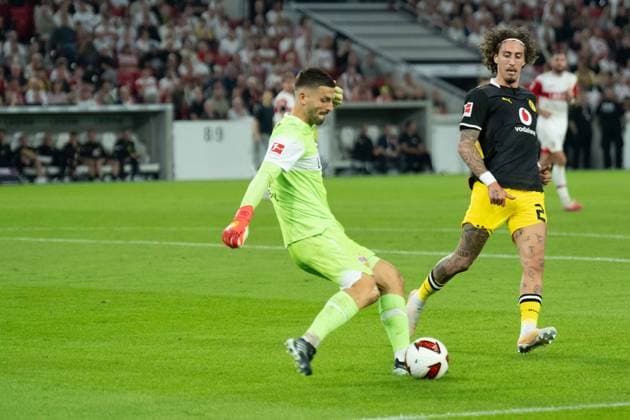 19.09.2026: Fußball: VfB Stuttgart - Borussia Dortmund, 4. Spieltag der 1. Bundesliga in der MHP Arena Fabian Bredlow (VfB Stuttgart, 1) VS Fabio Silva (Borussia Dortmund, 21) WICHTIGER HINWEIS: Gemäß den Vorgaben der DFL und des DFB ist es untersagt, in dem Stadion und oder vom Spiel angefertigte Fotoaufnahmen in Form von Sequenzbildern und oder videoähnlichen Fotostrecken zu verwerten bzw. verwerten zu lassen. Copyright: xJamesxZabelx