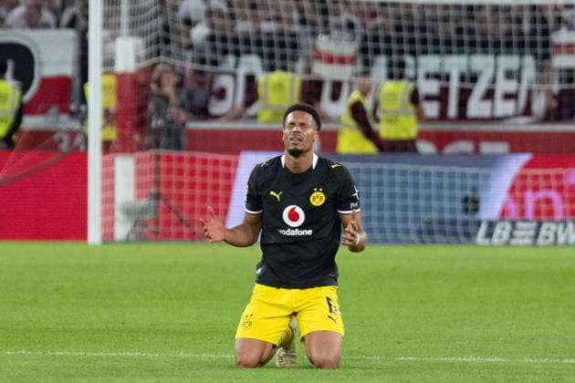 19.09.2026: Fußball: VfB Stuttgart - Borussia Dortmund, 4. Spieltag der 1. Bundesliga in der MHP Arena Felix Nmecha (Borussia Dortmund, 8) betet nach dem Spiel WICHTIGER HINWEIS: Gemäß den Vorgaben der DFL und des DFB ist es untersagt, in dem Stadion und oder vom Spiel angefertigte Fotoaufnahmen in Form von Sequenzbildern und oder videoähnlichen Fotostrecken zu verwerten bzw. verwerten zu lassen. Copyright: xJamesxZabelx