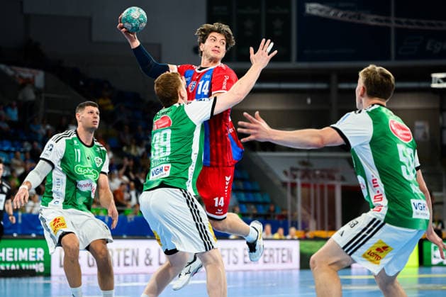 Bietigheim: HBL - 26 27 - SG BBM Bietigheim - TSV Hannover-Burgdorf Lukas Stutzke (Hannover), Fynn Nicolaus (Bietigheim), Daniel Weber (Hannover) Bietigheim-Bissingen Egetrans Arena Baden-Württemberg Deutschland