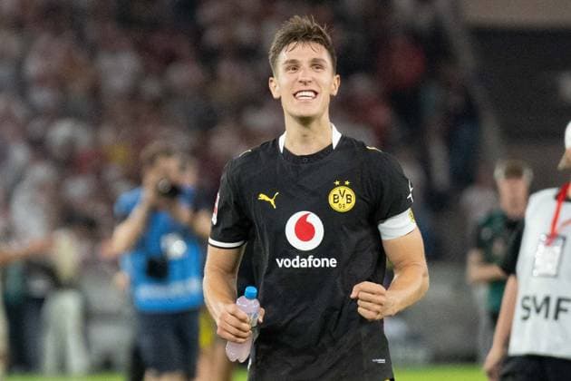19.09.2026: Fußball: VfB Stuttgart - Borussia Dortmund, 4. Spieltag der 1. Bundesliga in der MHP Arena Nico Schlotterbeck (Borussia Dortmund, 4) beim Feiern nach Abpfiff vor der Dortmund Kurve WICHTIGER HINWEIS: Gemäß den Vorgaben der DFL und des DFB ist es untersagt, in dem Stadion und oder vom Spiel angefertigte Fotoaufnahmen in Form von Sequenzbildern und oder videoähnlichen Fotostrecken zu verwerten bzw. verwerten zu lassen. Copyright: xJamesxZabelx