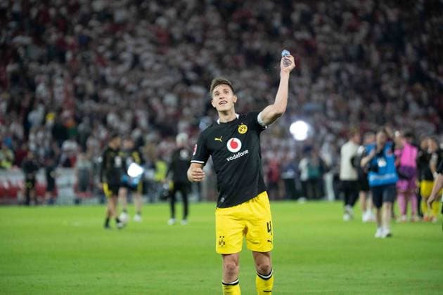 19.09.2026: Fußball: VfB Stuttgart - Borussia Dortmund, 4. Spieltag der 1. Bundesliga in der MHP Arena Nico Schlotterbeck (Borussia Dortmund, 4) beim Feiern nach Abpfiff vor der Dortmund Kurve WICHTIGER HINWEIS: Gemäß den Vorgaben der DFL und des DFB ist es untersagt, in dem Stadion und oder vom Spiel angefertigte Fotoaufnahmen in Form von Sequenzbildern und oder videoähnlichen Fotostrecken zu verwerten bzw. verwerten zu lassen. Copyright: xJamesxZabelx