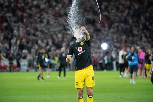 Sport Bilder des Tages 19.09.2026: Fußball: VfB Stuttgart - Borussia Dortmund, 4. Spieltag der 1. Bundesliga in der MHP Arena Nico Schlotterbeck (Borussia Dortmund, 4) beim Feiern nach Abpfiff vor der Dortmund Kurve WICHTIGER HINWEIS: Gemäß den Vorgaben der DFL und des DFB ist es untersagt, in dem Stadion und oder vom Spiel angefertigte Fotoaufnahmen in Form von Sequenzbildern und oder videoähnlichen Fotostrecken zu verwerten bzw. verwerten zu lassen. Copyright: xJamesxZabelx