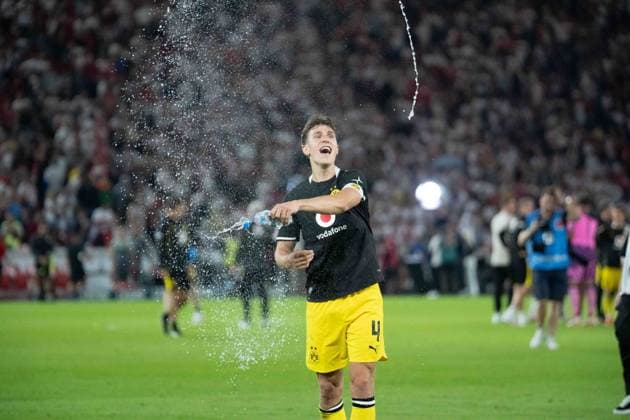 19.09.2026: Fußball: VfB Stuttgart - Borussia Dortmund, 4. Spieltag der 1. Bundesliga in der MHP Arena Nico Schlotterbeck (Borussia Dortmund, 4) beim Feiern nach Abpfiff vor der Dortmund Kurve WICHTIGER HINWEIS: Gemäß den Vorgaben der DFL und des DFB ist es untersagt, in dem Stadion und oder vom Spiel angefertigte Fotoaufnahmen in Form von Sequenzbildern und oder videoähnlichen Fotostrecken zu verwerten bzw. verwerten zu lassen. Copyright: xJamesxZabelx