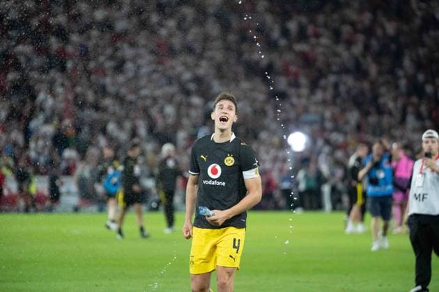 19.09.2026: Fußball: VfB Stuttgart - Borussia Dortmund, 4. Spieltag der 1. Bundesliga in der MHP Arena Nico Schlotterbeck (Borussia Dortmund, 4) beim Feiern nach Abpfiff vor der Dortmund Kurve WICHTIGER HINWEIS: Gemäß den Vorgaben der DFL und des DFB ist es untersagt, in dem Stadion und oder vom Spiel angefertigte Fotoaufnahmen in Form von Sequenzbildern und oder videoähnlichen Fotostrecken zu verwerten bzw. verwerten zu lassen. Copyright: xJamesxZabelx