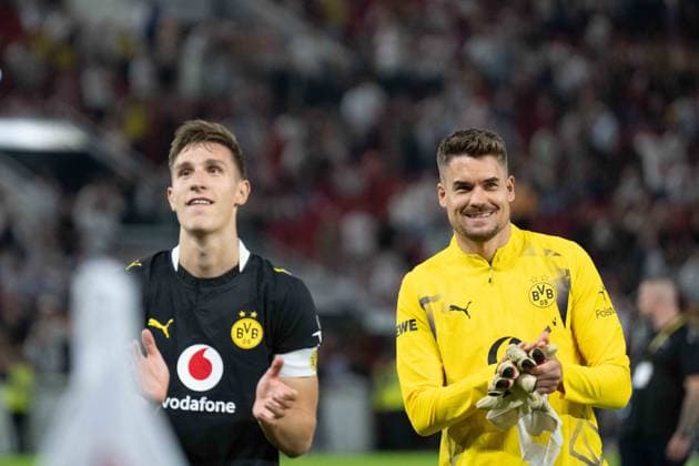19.09.2026: Fußball: VfB Stuttgart - Borussia Dortmund, 4. Spieltag der 1. Bundesliga in der MHP Arena Nico Schlotterbeck (Borussia Dortmund, 4) und Alexander Meyer (Borussia Dortmund, 33) beim Feiern nach Abpfiff vor der Dortmund Kurve WICHTIGER HINWEIS: Gemäß den Vorgaben der DFL und des DFB ist es untersagt, in dem Stadion und oder vom Spiel angefertigte Fotoaufnahmen in Form von Sequenzbildern und oder videoähnlichen Fotostrecken zu verwerten bzw. verwerten zu lassen. Copyright: xJamesxZabelx
