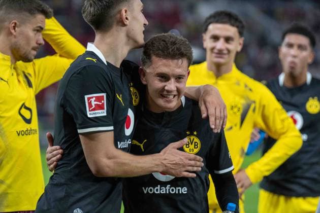 19.09.2026: Fußball: VfB Stuttgart - Borussia Dortmund, 4. Spieltag der 1. Bundesliga in der MHP Arena Nico Schlotterbeck (Borussia Dortmund, 4) und Konstantinos Karetsas (Borussia Dortmund, 19) beim Feiern mit den Fans nach dem Spiel WICHTIGER HINWEIS: Gemäß den Vorgaben der DFL und des DFB ist es untersagt, in dem Stadion und oder vom Spiel angefertigte Fotoaufnahmen in Form von Sequenzbildern und oder videoähnlichen Fotostrecken zu verwerten bzw. verwerten zu lassen. Copyright: xJamesxZabelx