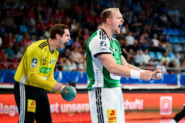 Bietigheim: HBL - 26 27 - SG BBM Bietigheim - TSV Hannover-Burgdorf Torhueter Joel Birlehm (Hannover) und Justus Fischer (Hannover) Jubel Freude Emotion Bietigheim-Bissingen Egetrans Arena Baden-Württemberg Deutschland