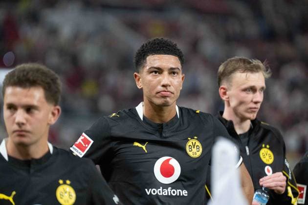 19.09.2026: Fußball: VfB Stuttgart - Borussia Dortmund, 4. Spieltag der 1. Bundesliga in der MHP Arena Jobe Bellingham (Borussia Dortmund, 7) beim Feiern nach Abpfiff vor der Dortmund Kurve WICHTIGER HINWEIS: Gemäß den Vorgaben der DFL und des DFB ist es untersagt, in dem Stadion und oder vom Spiel angefertigte Fotoaufnahmen in Form von Sequenzbildern und oder videoähnlichen Fotostrecken zu verwerten bzw. verwerten zu lassen. Copyright: xJamesxZabelx