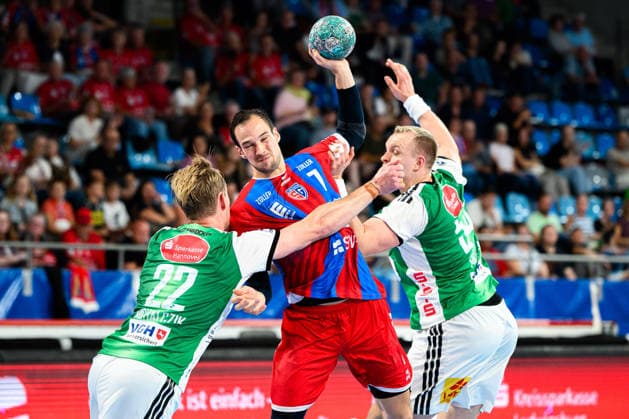Bietigheim: HBL - 26 27 - SG BBM Bietigheim - TSV Hannover-Burgdorf v. li. im Zweikampf Marian Michalczik (Hannover) und Dominik Claus (Bietigheim), Justus Fischer (Hannover) Bietigheim-Bissingen Egetrans Arena Baden-Württemberg Deutschland