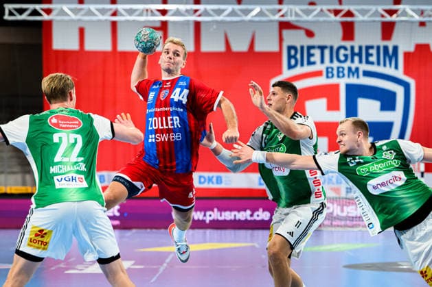Bietigheim: HBL - 26 27 - SG BBM Bietigheim - TSV Hannover-Burgdorf v.li. Marian Michalczik (Hannover), Mathias Larson (Bietigheim), Sebastian Heymann (Hannover), Justus Fischer (Hannover) Bietigheim-Bissingen Egetrans Arena Baden-Württemberg Deutschland