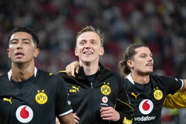 19.09.2026: Fußball: VfB Stuttgart - Borussia Dortmund, 4. Spieltag der 1. Bundesliga in der MHP Arena Maximilian Beier (Borussia Dortmund, 14) beim Feiern nach Abpfiff vor der Dortmund Kurve WICHTIGER HINWEIS: Gemäß den Vorgaben der DFL und des DFB ist es untersagt, in dem Stadion und oder vom Spiel angefertigte Fotoaufnahmen in Form von Sequenzbildern und oder videoähnlichen Fotostrecken zu verwerten bzw. verwerten zu lassen. Copyright: xJamesxZabelx