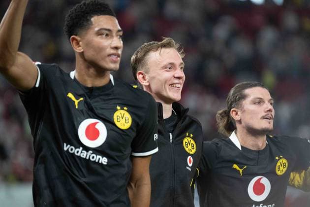 19.09.2026: Fußball: VfB Stuttgart - Borussia Dortmund, 4. Spieltag der 1. Bundesliga in der MHP Arena Maximilian Beier (Borussia Dortmund, 14) beim Feiern nach Abpfiff vor der Dortmund Kurve WICHTIGER HINWEIS: Gemäß den Vorgaben der DFL und des DFB ist es untersagt, in dem Stadion und oder vom Spiel angefertigte Fotoaufnahmen in Form von Sequenzbildern und oder videoähnlichen Fotostrecken zu verwerten bzw. verwerten zu lassen. Copyright: xJamesxZabelx