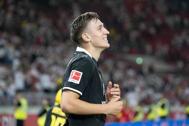 19.09.2026: Fußball: VfB Stuttgart - Borussia Dortmund, 4. Spieltag der 1. Bundesliga in der MHP Arena Nico Schlotterbeck (Borussia Dortmund, 4) beim Feiern nach Abpfiff vor der Dortmund Kurve WICHTIGER HINWEIS: Gemäß den Vorgaben der DFL und des DFB ist es untersagt, in dem Stadion und oder vom Spiel angefertigte Fotoaufnahmen in Form von Sequenzbildern und oder videoähnlichen Fotostrecken zu verwerten bzw. verwerten zu lassen. Copyright: xJamesxZabelx