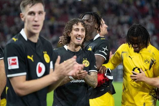 19.09.2026: Fußball: VfB Stuttgart - Borussia Dortmund, 4. Spieltag der 1. Bundesliga in der MHP Arena Fabio Silva (Borussia Dortmund, 21) beim Feiern nach Abpfiff vor der Dortmund Kurve WICHTIGER HINWEIS: Gemäß den Vorgaben der DFL und des DFB ist es untersagt, in dem Stadion und oder vom Spiel angefertigte Fotoaufnahmen in Form von Sequenzbildern und oder videoähnlichen Fotostrecken zu verwerten bzw. verwerten zu lassen. Copyright: xJamesxZabelx