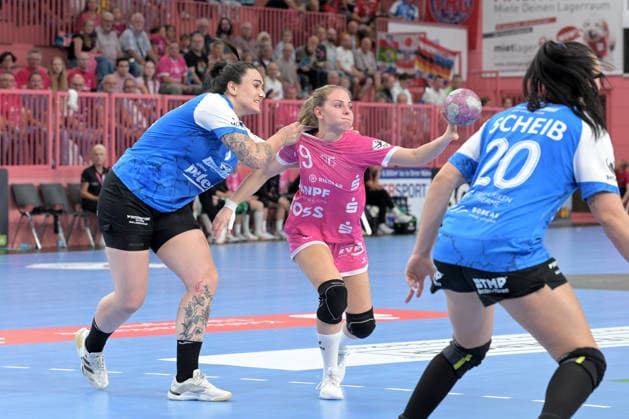 Johanna Farkas (TusSies Metzingen, 19) am Ball gegen Marcela Arounian (Thueringer HC, 36) TusSies Metzingen vs. Thueringer HC , Handball, Alsco HBF, 04..Ligaspieltag, Saison 2026 2027, 19.09.2026 TusSies Metzingen vs. Thueringer HC , Handball, Alsco HBF, 04..Ligaspieltag, Saison 2026 2027, 19.09.2026 Tuebingen Copyright: xEibner-Pressefotox EP_TBR