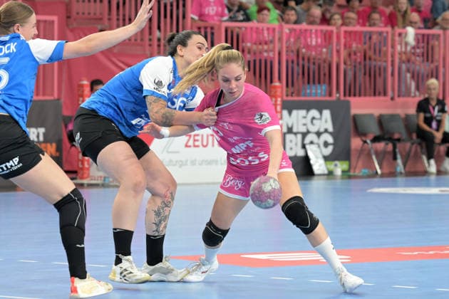 Johanna Farkas (TusSies Metzingen, 19) am Ball gegen Marcela Arounian (Thueringer HC, 36) TusSies Metzingen vs. Thueringer HC , Handball, Alsco HBF, 04..Ligaspieltag, Saison 2026 2027, 19.09.2026 TusSies Metzingen vs. Thueringer HC , Handball, Alsco HBF, 04..Ligaspieltag, Saison 2026 2027, 19.09.2026 Tuebingen Copyright: xEibner-Pressefotox EP_TBR