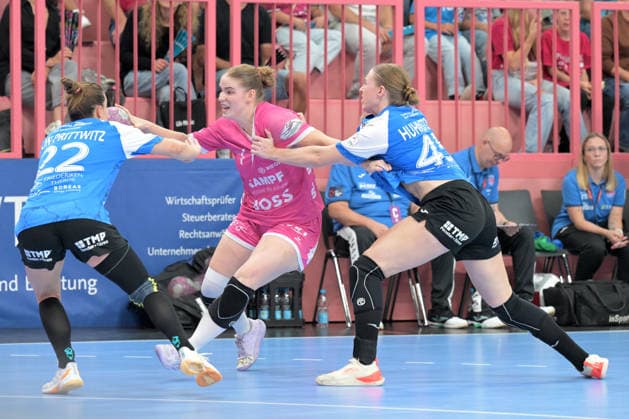 Charlotte Kaehr (TusSies Metzingen, 17) am Ball gegen Teresa von Prittwitz (Thueringer HC, 22) und Jolina Huhnstock (Thueringer HC, 45) TusSies Metzingen vs. Thueringer HC , Handball, Alsco HBF, 04..Ligaspieltag, Saison 2026 2027, 19.09.2026 TusSies Metzingen vs. Thueringer HC , Handball, Alsco HBF, 04..Ligaspieltag, Saison 2026 2027, 19.09.2026 Tuebingen Copyright: xEibner-Pressefotox EP_TBR