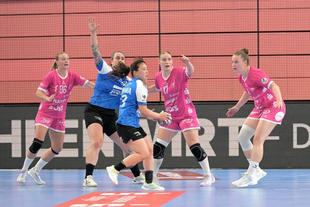 die TusSies in der Abwehr Charlotte Cholevova (TusSies Metzingen, 96), Charlotte Kaehr (TusSies Metzingen, 17) und Ida Petzold (TusSies Metzingen, 08) gegen Marcela Arounian (Thueringer HC, 36) und Natsuki Aizawa (Thueringer HC, 23) am Ball TusSies Metzingen vs. Thueringer HC , Handball, Alsco HBF, 04..Ligaspieltag, Saison 2026 2027, 19.09.2026 TusSies Metzingen vs. Thueringer HC , Handball, Alsco HBF, 04..Ligaspieltag, Saison 2026 2027, 19.09.2026 Tuebingen Copyright: xEibner-Pressefotox EP_TBR