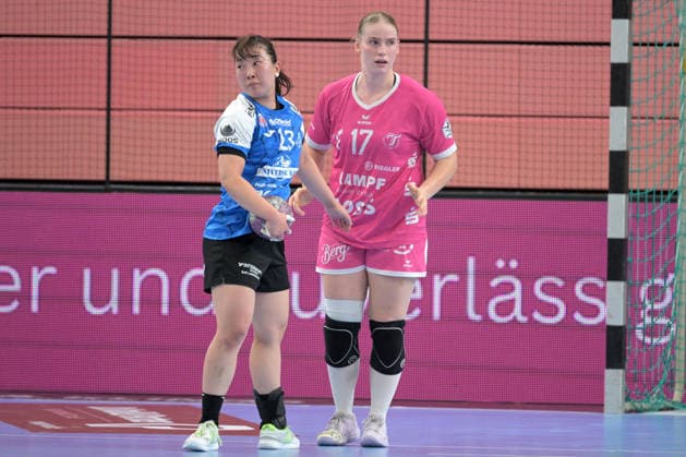Natsuki Aizawa (Thueringer HC, 23) am Ball gegen Charlotte Kaehr (TusSies Metzingen, 17) TusSies Metzingen vs. Thueringer HC , Handball, Alsco HBF, 04..Ligaspieltag, Saison 2026 2027, 19.09.2026 TusSies Metzingen vs. Thueringer HC , Handball, Alsco HBF, 04..Ligaspieltag, Saison 2026 2027, 19.09.2026 Tuebingen Copyright: xEibner-Pressefotox EP_TBR