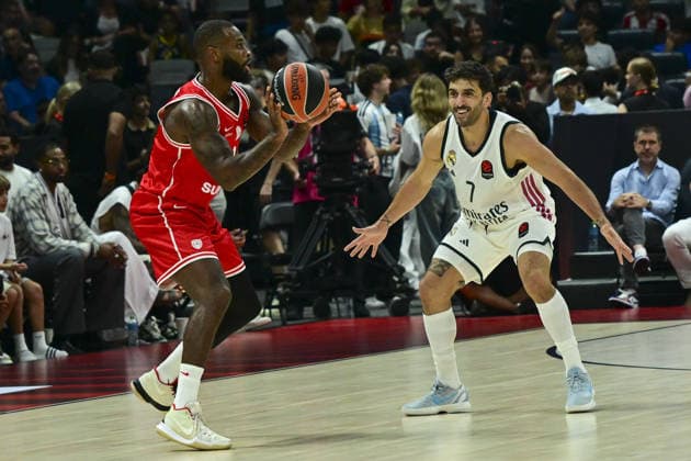 Real Madrid v Olympiacos - EuroLeague Super Cup Final ABU DHABI, UNITED ARAB EMIRATES - SEPTEMBER 19: Facundo Campazzo (R) of Real Madrid in action during the EuroLeague Super Cup final match between Real Madrid and Olympiacos at Etihad Arena in Abu Dhabi, United Arab Emirates, on September 19, 2026. Hassan al Raisi Anadolu Abu Dhabi United Arab Emirates. Editorial use only. Please get in touch for any other usage.  Copyright: x2026xAnadoluxHassanxalxRaisix