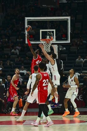 Real Madrid v Olympiacos - EuroLeague Super Cup Final ABU DHABI, UNITED ARAB EMIRATES - SEPTEMBER 19: Facundo Campazzo (R) of Real Madrid in action during the EuroLeague Super Cup final match between Real Madrid and Olympiacos at Etihad Arena in Abu Dhabi, United Arab Emirates, on September 19, 2026. Hassan al Raisi Anadolu Abu Dhabi United Arab Emirates. Editorial use only. Please get in touch for any other usage.  Copyright: x2026xAnadoluxHassanxalxRaisix
