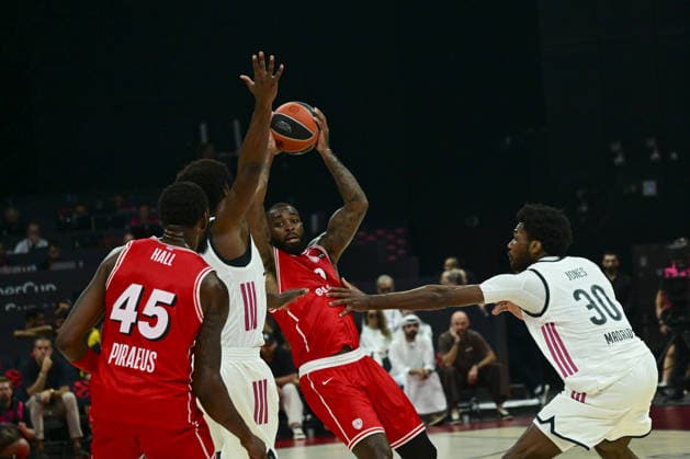Real Madrid v Olympiacos - EuroLeague Super Cup Final ABU DHABI, UNITED ARAB EMIRATES - SEPTEMBER 19: Damian Jones (R) of Real Madrid in action during the EuroLeague Super Cup final match between Real Madrid and Olympiacos at Etihad Arena in Abu Dhabi, United Arab Emirates, on September 19, 2026. Hassan al Raisi Anadolu Abu Dhabi United Arab Emirates. Editorial use only. Please get in touch for any other usage.  Copyright: x2026xAnadoluxHassanxalxRaisix