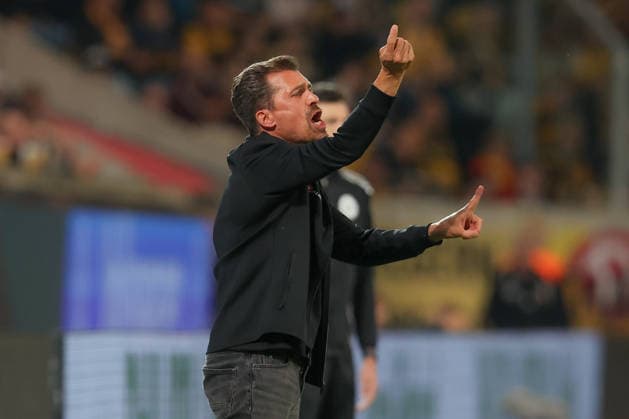 19.09.2026, xtgx, Fussball 2. Bundesliga, SG Dynamo Dresden - Hertha BSC Berlin, v.l. Thomas Stamm (Dresden, Trainer) gibt Anweisungen, gestikuliert mit den Armen, gesticulate, gives instructions (DFL DFB REGULATIONS PROHIBIT ANY USE OF PHOTOGRAPHS as IMAGE SEQUENCES and or QUASI-VIDEO) Dresden