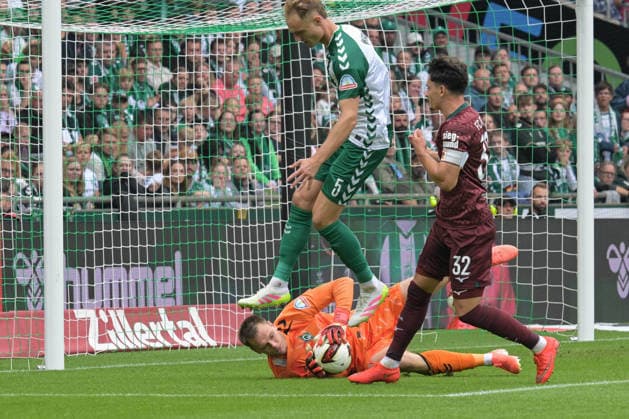 Amos Pieper (SV Werder Bremen 5) und Torwart Karl Hein (SV Werder Bremen 1) klaeren vor Fabian Rieder (FC Augsburg 32), SV Werder Bremen - FC Augsburg, Fussball, Bundesliga, DFL, 19.9.2026 DFB regulations prohibit any use of photographs as image sequences and or quasi-video Bremen Bremen Deutschland