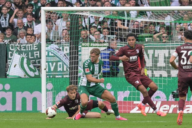 Niklas Fuellkrug (SV Werder Bremen 10) im Angriff , SV Werder Bremen - FC Augsburg, Fussball, Bundesliga, DFL, 19.9.2026 DFB regulations prohibit any use of photographs as image sequences and or quasi-video Bremen Bremen Deutschland
