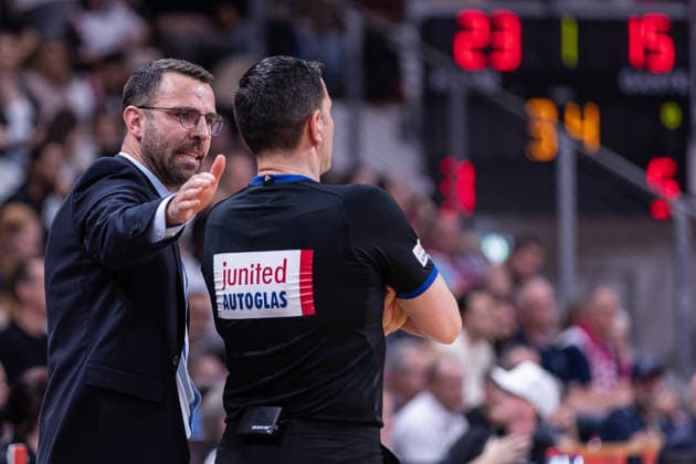 easyCredit Basketball Bundesliga, Telekom Baskets Bonn vs. Veolia Towers Hamburg, 19.09.2026 Benka Barloschky (Veolia Towers Hamburg - Head Coach) ist mit dem Schiedsrichter nicht einer Meinung -- easyCredit Basketball Bundesliga, Telekom Baskets Bonn vs. Veolia Towers Hamburg, 19.09.2026, Telekom Dome Bonn Copyright: xBEAUTIFULxSPORTS Derixx