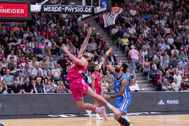 easyCredit Basketball Bundesliga, Telekom Baskets Bonn vs. Veolia Towers Hamburg, 19.09.2026 Melvin Jostmann (Telekom Baskets Bonn 12) und Martin Breunig (Veolia Towers Hamburg 13) -- easyCredit Basketball Bundesliga, Telekom Baskets Bonn vs. Veolia Towers Hamburg, 19.09.2026, Telekom Dome Bonn Copyright: xBEAUTIFULxSPORTS Derixx