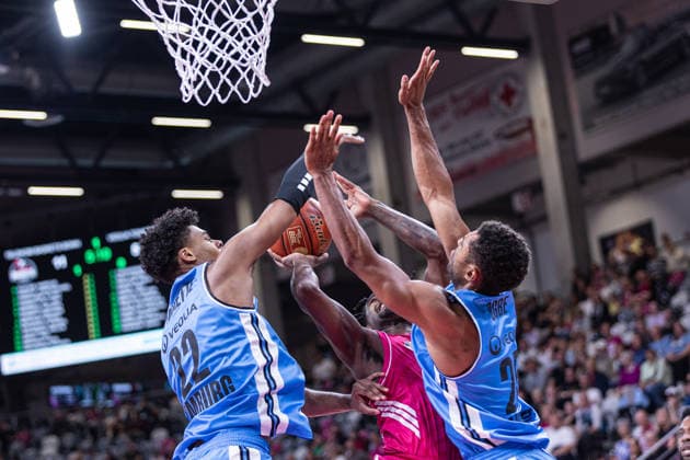 easyCredit Basketball Bundesliga, Telekom Baskets Bonn vs. Veolia Towers Hamburg, 19.09.2026 John-Michael Wright (Telekom Baskets Bonn 1) gegen Nicolas Pavrette (Veolia Towers Hamburg 22) und Kenneth Ogbe (Veolia Towers Hamburg 25) -- easyCredit Basketball Bundesliga, Telekom Baskets Bonn vs. Veolia Towers Hamburg, 19.09.2026, Telekom Dome Bonn Copyright: xBEAUTIFULxSPORTS Derixx