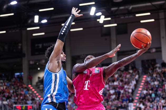 easyCredit Basketball Bundesliga, Telekom Baskets Bonn vs. Veolia Towers Hamburg, 19.09.2026 John-Michael Wright (Telekom Baskets Bonn 1) gegen Nicolas Pavrette (Veolia Towers Hamburg 22) -- easyCredit Basketball Bundesliga, Telekom Baskets Bonn vs. Veolia Towers Hamburg, 19.09.2026, Telekom Dome Bonn Copyright: xBEAUTIFULxSPORTS Derixx