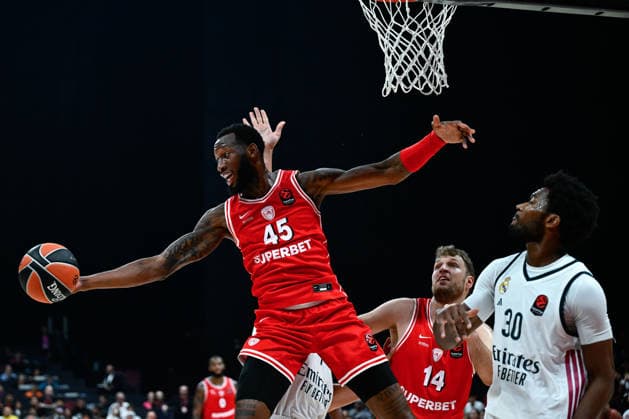 Olympiacos v Real Madrid - EuroLeague Super Cup Final ABU DHABI, UNITED ARAB EMIRATES - SEPTEMBER 19: Donta Hall (45) of Olympiacos in action against Damian Jones (30) of Real Madrid during the EuroLeague Super Cup final match between Olympiacos and Real Madrid at Etihad Arena in Abu Dhabi, United Arab Emirates on September 19, 2026. Arif Hüdaverdi Yaman Anadolu Abu Dhabi United Arab Emirates. Editorial use only. Please get in touch for any other usage.  Copyright: x2026xAnadoluxArifxHüdaverdixYamanx
