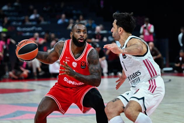 Olympiacos v Real Madrid - EuroLeague Super Cup Final ABU DHABI, UNITED ARAB EMIRATES - SEPTEMBER 19: Codi Miller-McIntyre (L) of Olympiacos in action against Facundo Campazzo (R) of Real Madrid during the EuroLeague Super Cup final match between Olympiacos and Real Madrid at Etihad Arena in Abu Dhabi, United Arab Emirates on September 19, 2026. Arif Hüdaverdi Yaman Anadolu Abu Dhabi United Arab Emirates. Editorial use only. Please get in touch for any other usage.  Copyright: x2026xAnadoluxArifxHüdaverdixYamanx