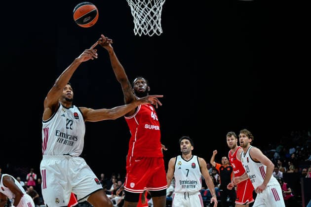 Olympiacos v Real Madrid - EuroLeague Super Cup Final ABU DHABI, UNITED ARAB EMIRATES - SEPTEMBER 19: Donta Hall (2nd L) of Olympiacos in action against Walter Tavares (L) of Real Madrid during the EuroLeague Super Cup final match between Olympiacos and Real Madrid at Etihad Arena in Abu Dhabi, United Arab Emirates on September 19, 2026. Arif Hüdaverdi Yaman Anadolu Abu Dhabi United Arab Emirates. Editorial use only. Please get in touch for any other usage.  Copyright: x2026xAnadoluxArifxHüdaverdixYamanx