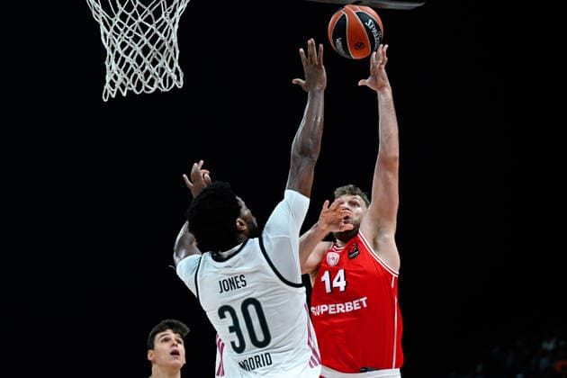 Olympiacos v Real Madrid - EuroLeague Super Cup Final ABU DHABI, UNITED ARAB EMIRATES - SEPTEMBER 19: Aleksandar Vezenkov (14) of Olympiacos in action against Damian Jones (30) of Real Madrid during the EuroLeague Super Cup final match between Olympiacos and Real Madrid at Etihad Arena in Abu Dhabi, United Arab Emirates on September 19, 2026. Arif Hüdaverdi Yaman Anadolu Abu Dhabi United Arab Emirates. Editorial use only. Please get in touch for any other usage.  Copyright: x2026xAnadoluxArifxHüdaverdixYamanx