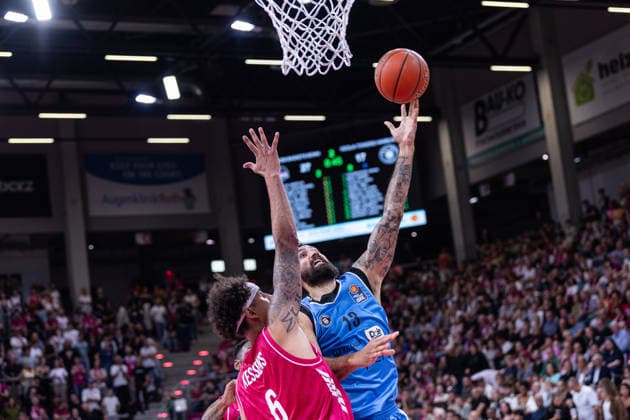 easyCredit Basketball Bundesliga, Telekom Baskets Bonn vs. Veolia Towers Hamburg, 19.09.2026 Martin Breunig (Veolia Towers Hamburg 13) gegen Michael Kessens (Telekom Baskets Bonn 6) -- easyCredit Basketball Bundesliga, Telekom Baskets Bonn vs. Veolia Towers Hamburg, 19.09.2026, Telekom Dome Bonn Copyright: xBEAUTIFULxSPORTS Derixx