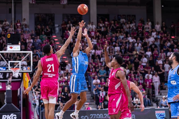 easyCredit Basketball Bundesliga, Telekom Baskets Bonn vs. Veolia Towers Hamburg, 19.09.2026 Mathys Kangudia (Veolia Towers Hamburg 28) versucht den Buzzer zu beaten -- easyCredit Basketball Bundesliga, Telekom Baskets Bonn vs. Veolia Towers Hamburg, 19.09.2026, Telekom Dome Bonn Copyright: xBEAUTIFULxSPORTS Derixx
