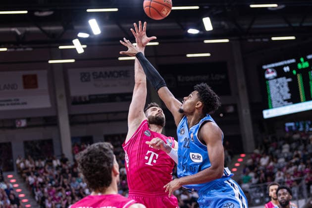 easyCredit Basketball Bundesliga, Telekom Baskets Bonn vs. Veolia Towers Hamburg, 19.09.2026 ;bn20 und Nicolas Pavrette (Veolia Towers Hamburg 22) -- easyCredit Basketball Bundesliga, Telekom Baskets Bonn vs. Veolia Towers Hamburg, 19.09.2026, Telekom Dome Bonn Copyright: xBEAUTIFULxSPORTS Derixx
