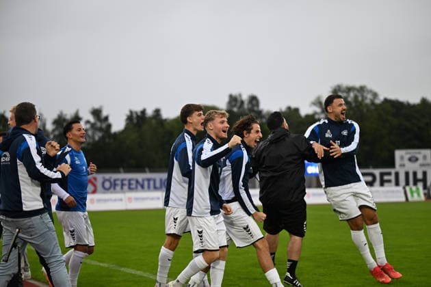 19.09.2026, GER, Fussball, Regionalliga Nord, 10.Spieltag, Saison 2026 2027, Oldenburg, Marschwegstadion, VfB Oldenburg vs SSV Jeddeloh II Tor 0 zu1 für den SSV jubel auf der Bank Oldenburg Marschwegstadion Niedersachsen Deutschland Copyright: xnordphotoxGmbHx xRojahnx