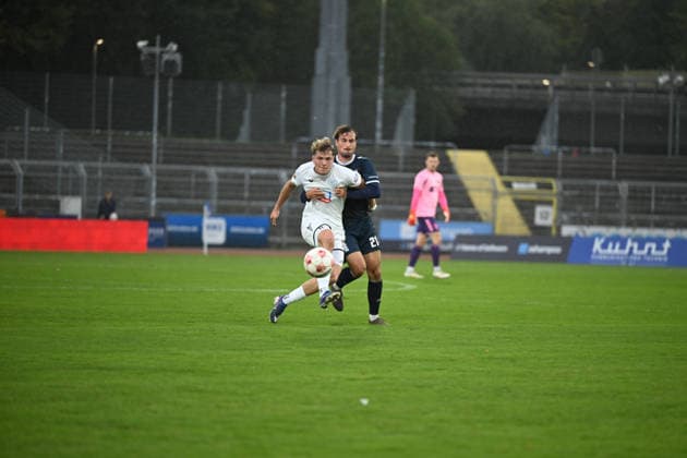 19.09.2026, GER, Fussball, Regionalliga Nord, 10.Spieltag, Saison 2026 2027, Oldenburg, Marschwegstadion, VfB Oldenburg vs SSV Jeddeloh II Tobias BOTHE ( SSV Jeddeloh II 11 ) und Nick OTTO ( VfB Oldenburg 21 ) Oldenburg Marschwegstadion Niedersachsen Deutschland Copyright: xnordphotoxGmbHx xRojahnx