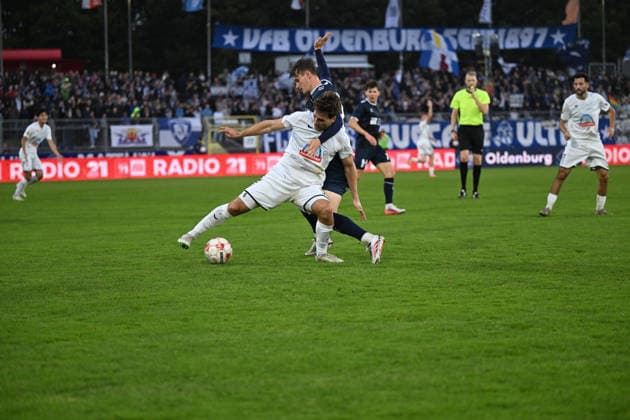 19.09.2026, GER, Fussball, Regionalliga Nord, 10.Spieltag, Saison 2026 2027, Oldenburg, Marschwegstadion, VfB Oldenburg vs SSV Jeddeloh II Fynn FREIEDRICHS ( SSV Jeddeloh II 6 ) Dominik KASPER ( VfB Oldenburg 24 ) Oldenburg Marschwegstadion Niedersachsen Deutschland Copyright: xnordphotoxGmbHx xRojahnx