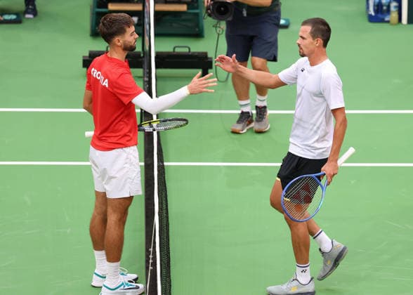 L-R.Team Croatia, Dino Prizmic, Daniel Altmaier (GER), Davis Cup Germany vs. Croatia, Heristo Arena, Halle Westf., Germany Tennis - Davis Cup 20026 - - Heristo Arena - Halle West - Northrhine Westphalia - Germany - 19 September 2026. Copyright: xJuergenxHasenkopfx