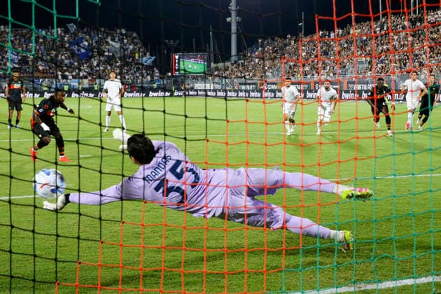 Venezia s John Yeboah (10 Venezia FC) ™s penalty and Lazio™s goalkeeper Christos Mandas ™s save during the Serie A soccer match between Venezia FC and Lazio in the Pier Luigi Penzo Stadium in Venice , north east Italy - September 19, 2026. - Soccer  Copyright: xPaolaxGarbuio LaPressex