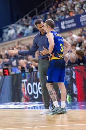 Chris Harris (PHOENIX HAGEN, Head-Coach), Adam Kunkel (PHOENIX HAGEN, 03), Rostock Seawolves vs. Phoenix Hagen, Basketball, BBL 2026 2027 easyCredit Basketball Bundesliga, 1. Spieltag, Spielzeit 2026 2027, 19.09.2026 Rostock Seawolves vs. Phoenix Hagen, Basketball, BBL 2026 2027 easyCredit Basketball Bundesliga, 1. Spieltag, Spielzeit 2026 2027, 19.09.2026 Groter Pohl Copyright: xEibner-Pressefoto DenverxEhrlichx EP_DEH