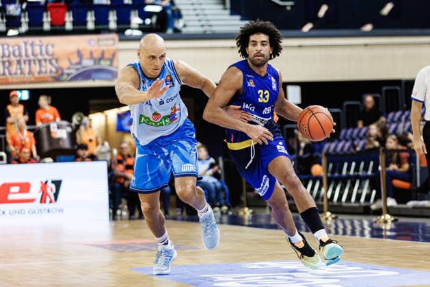 Trenton Gibson (PHOENIX HAGEN, 33), Robin Amaize (ROSTOCK SEAWOLVES, 15), Rostock Seawolves vs. Phoenix Hagen, Basketball, BBL 2026 2027 easyCredit Basketball Bundesliga, 1. Spieltag, Spielzeit 2026 2027, 19.09.2026 Rostock Seawolves vs. Phoenix Hagen, Basketball, BBL 2026 2027 easyCredit Basketball Bundesliga, 1. Spieltag, Spielzeit 2026 2027, 19.09.2026 Groter Pohl Copyright: xEibner-Pressefoto DenverxEhrlichx EP_DEH