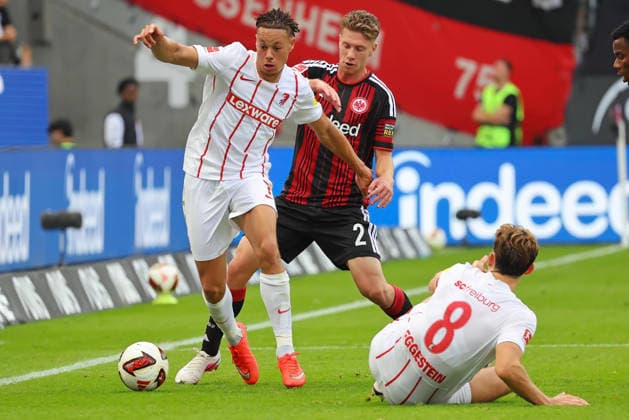 Frankfurt, Deutschland 19. September 2026: 1. BL - 2026 2027 - Sp. 4 - Eintracht Frankfurt gegen SC Freiburg Im Bild: v. li. im Zweikampf Derry Scherhant (SCF) gegen Elias Baum (Frankfurt). DFL DFB regulations prohibit any use of photographs as image sequences and or quasi-video Deutsche Bank Park Hessen Copyright: xFotostandx xRacochax